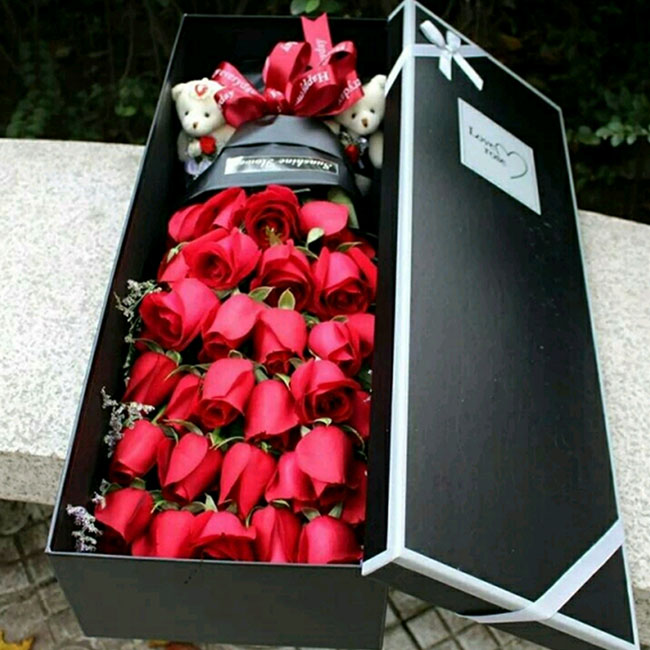 33朵红玫瑰，长方形盒子