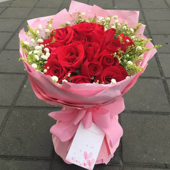 19朵红玫瑰，搭配黄莺和满天星，粉色皱纹纸圆形包装