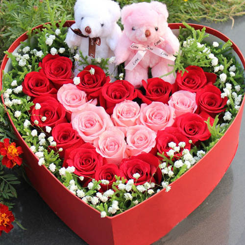红玫瑰+粉玫瑰总共21朵，2只小熊 点缀绿材、满天星红色高档心形礼盒