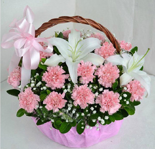 中秋节手提花篮推荐，21支粉康乃馨+2朵白百合，满天星和绿叶搭配。