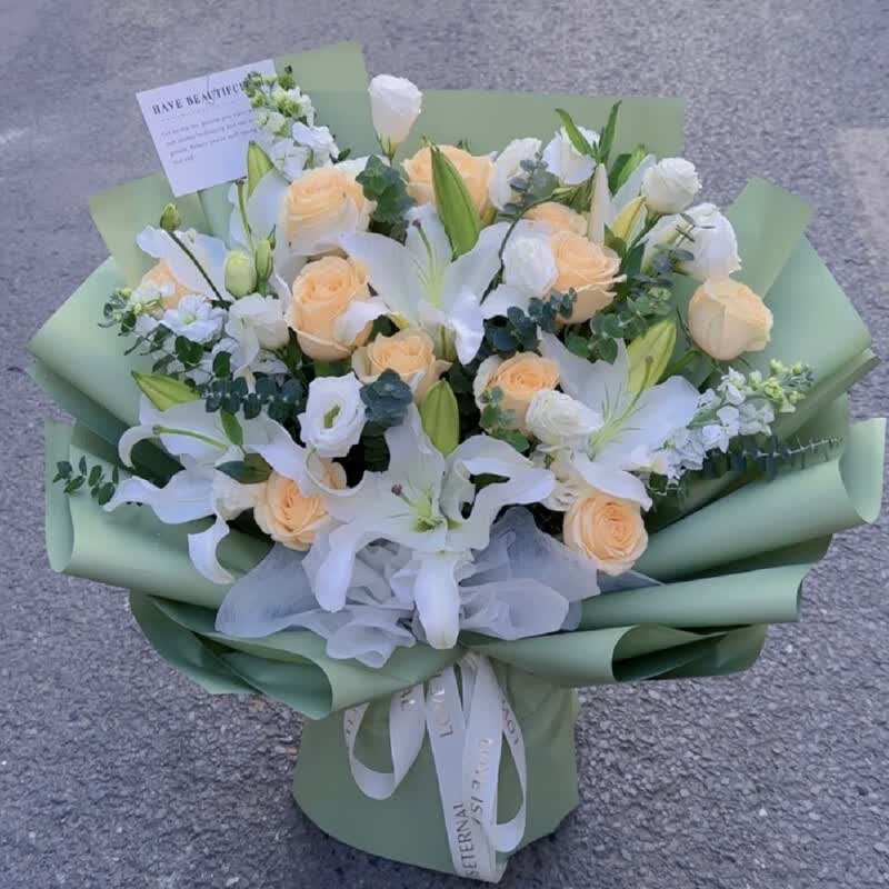 11朵香槟玫瑰11朵百合