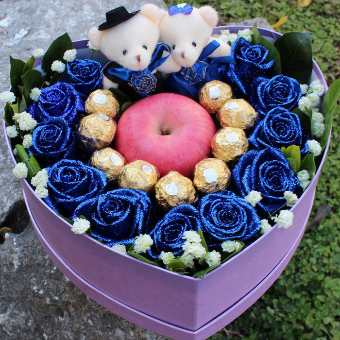 11朵蓝色妖姬，9颗巧克力，1个苹果，2个小熊