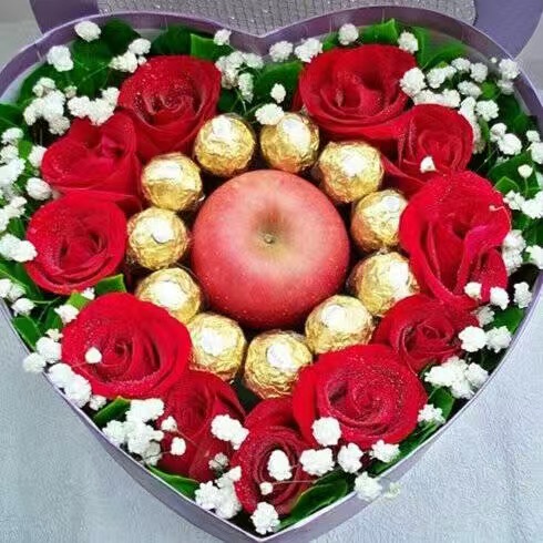 11枝红玫瑰，11颗巧克力，1个苹果，搭配配花